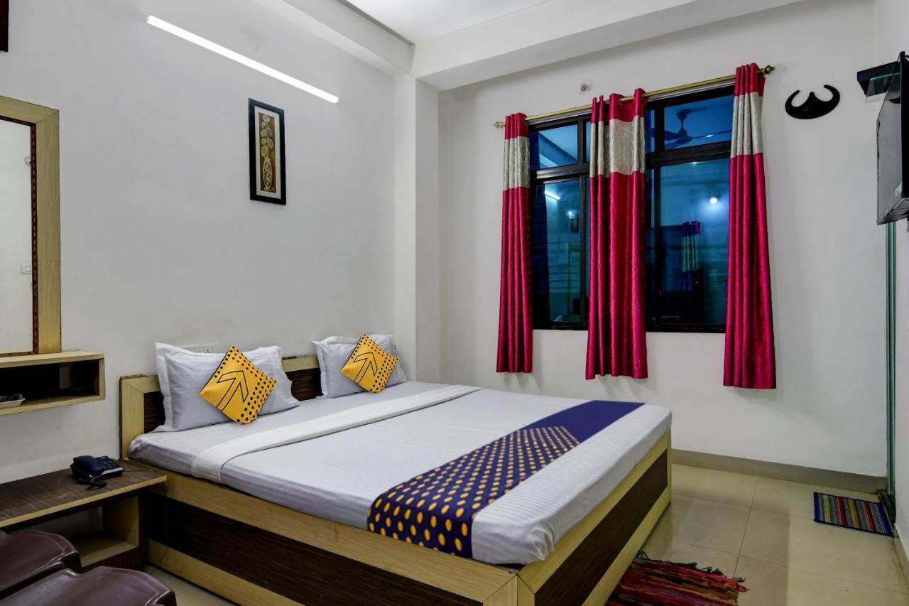 Spot On Ray Palace Hotel Puri Buitenkant foto
