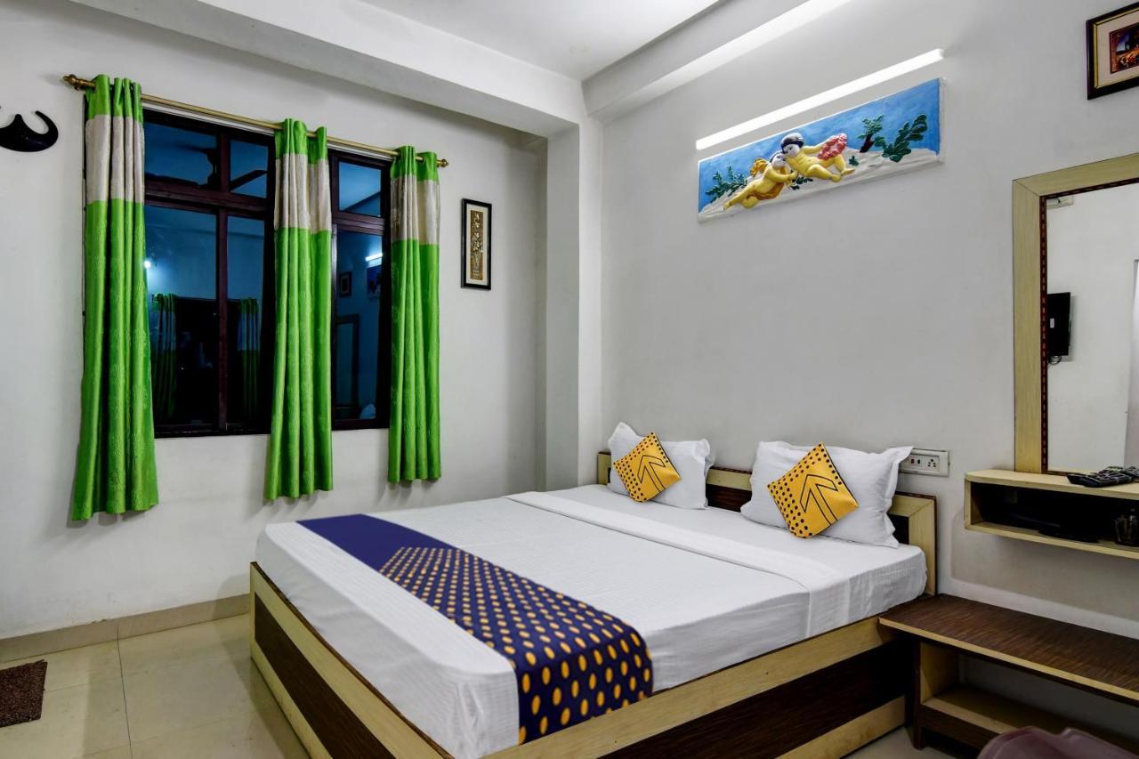 Spot On Ray Palace Hotel Puri Buitenkant foto